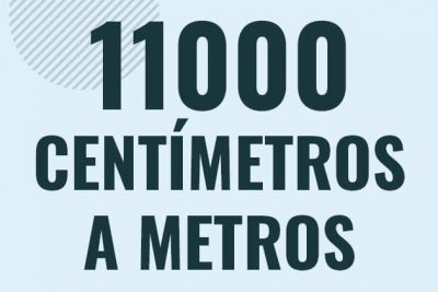 Profesor en pizarra explicando cuanto es 11000 centimetros en metros o como pasar de 11000 cm a m