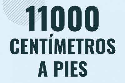 Profesor en pizarra explicando cuanto es 11000 centimetros en pies o como pasar de 11000 cm a ft