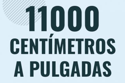 Profesor en pizarra explicando cuanto es 11000 centimetros en pulgadas o como pasar de 11000 cm a in