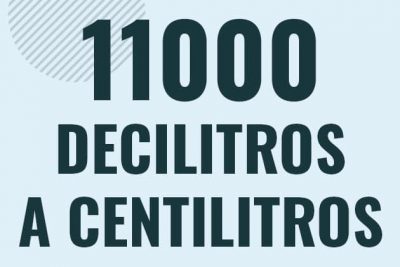 Profesor en pizarra explicando cuanto es 11000 decilitros en centilitros o como pasar de 11000 dl a cl