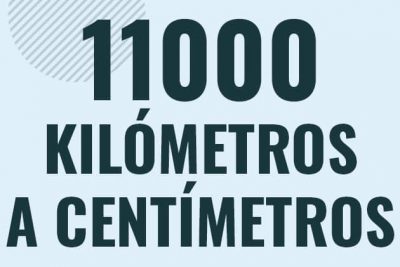 Profesor en pizarra explicando cuanto es 11000 kilometros en centimetros o como pasar de 11000 km a cm