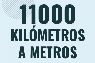 Profesor en pizarra explicando cuanto es 11000 kilometros en metros o como pasar de 11000 km a m