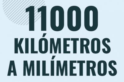 Profesor en pizarra explicando cuanto es 11000 kilometros en milimetros o como pasar de 11000 km a mm