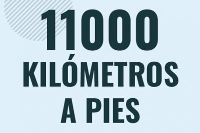 Profesor en pizarra explicando cuanto es 11000 kilometros en pies o como pasar de 11000 km a ft