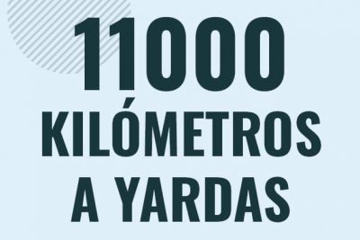 Profesor en pizarra explicando cuanto es 11000 kilometros en yardas o como pasar de 11000 km a yd