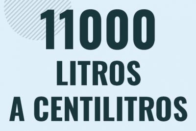 Profesor en pizarra explicando cuanto es 11000 litros en centilitros o como pasar de 11000 l a cl