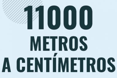 Profesor en pizarra explicando cuanto es 11000 metros en centimetros o como pasar de 11000 m a cm