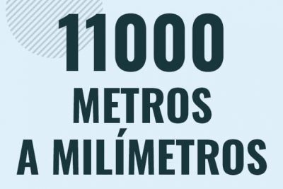 Profesor en pizarra explicando cuanto es 11000 metros en milimetros o como pasar de 11000 m a mm
