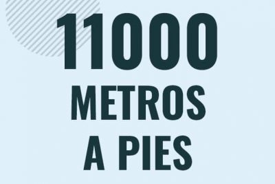 Profesor en pizarra explicando cuanto es 11000 metros en pies o como pasar de 11000 m a ft