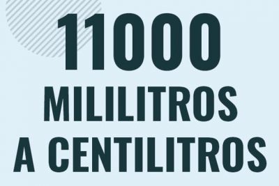 Profesor en pizarra explicando cuanto es 11000 mililitros en centilitros o como pasar de 11000 ml a cl