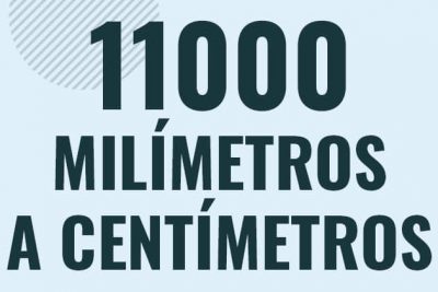 Profesor en pizarra explicando cuanto es 11000 milimetros en centimetros o como pasar de 11000 mm a cm