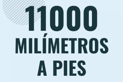 Profesor en pizarra explicando cuanto es 11000 milimetros en pies o como pasar de 11000 mm a ft