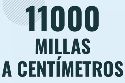 Profesor en pizarra explicando cuanto es 11000 millas en centimetros o como pasar de 11000 mi a cm