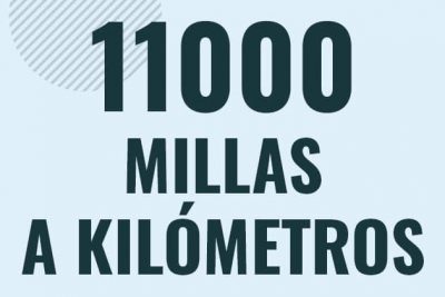 Profesor en pizarra explicando cuanto es 11000 millas en kilometros o como pasar de 11000 mi a km