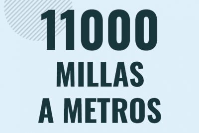 Profesor en pizarra explicando cuanto es 11000 millas en metros o como pasar de 11000 mi a m