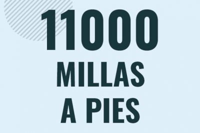 Profesor en pizarra explicando cuanto es 11000 millas en pies o como pasar de 11000 mi a ft