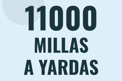 Profesor en pizarra explicando cuanto es 11000 millas en yardas o como pasar de 11000 mi a yd