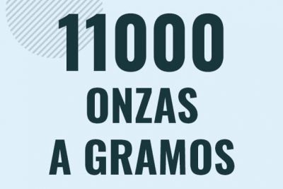 Profesor en pizarra explicando cuanto es 11000 onzas en gramos o como pasar de 11000 oz a g
