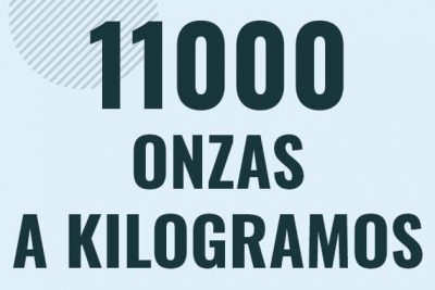 Profesor en pizarra explicando cuanto es 11000 onzas en kilogramos o como pasar de 11000 oz a kg