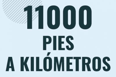 Profesor en pizarra explicando cuanto es 11000 pies en kilometros o como pasar de 11000 ft a km