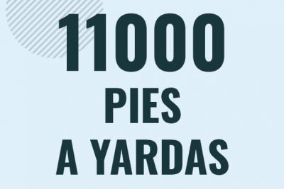 Profesor en pizarra explicando cuanto es 11000 pies en yardas o como pasar de 11000 ft a yd