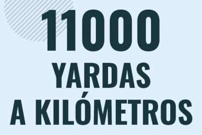 Profesor en pizarra explicando cuanto es 11000 yardas en kilometros o como pasar de 11000 yd a km