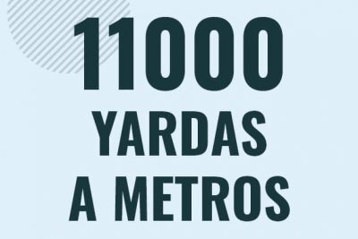 Profesor en pizarra explicando cuanto es 11000 yardas en metros o como pasar de 11000 yd a m
