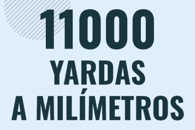 Profesor en pizarra explicando cuanto es 11000 yardas en milimetros o como pasar de 11000 yd a mm
