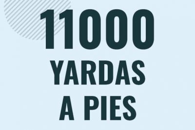 Profesor en pizarra explicando cuanto es 11000 yardas en pies o como pasar de 11000 yd a ft