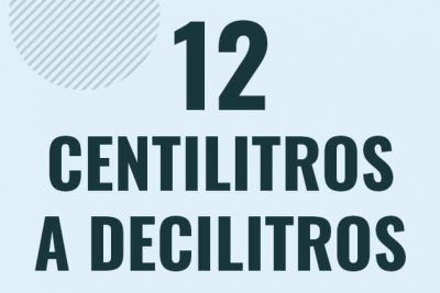 Profesor en pizarra explicando cuanto es 12 centilitros en decilitros o como pasar de 12 cl a dl