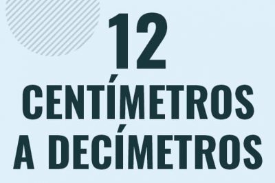 Profesor en pizarra explicando cuanto es 12 centimetros en decimetros o como pasar de 12 cm a dm