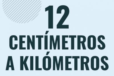 Profesor en pizarra explicando cuanto es 12 centimetros en kilometros o como pasar de 12 cm a km