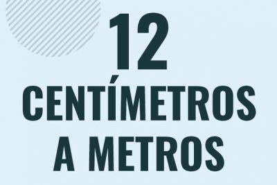 Profesor en pizarra explicando cuanto es 12 centimetros en metros o como pasar de 12 cm a m