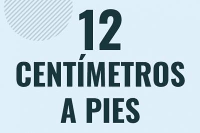 Profesor en pizarra explicando cuanto es 12 centimetros en pies o como pasar de 12 cm a ft