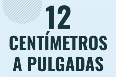 Profesor en pizarra explicando cuanto es 12 centimetros en pulgadas o como pasar de 12 cm a in