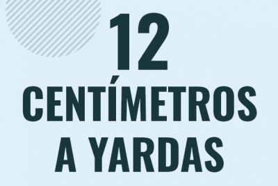 Profesor en pizarra explicando cuanto es 12 centimetros en yardas o como pasar de 12 cm a yd