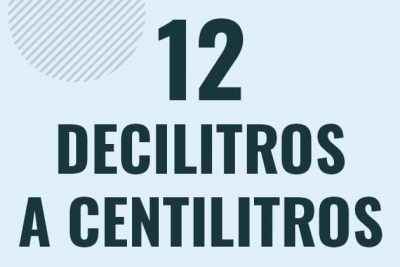 Profesor en pizarra explicando cuanto es 12 decilitros en centilitros o como pasar de 12 dl a cl