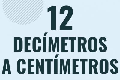 Profesor en pizarra explicando cuanto es 12 decimetros en centimetros o como pasar de 12 dm a cm