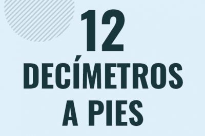 Profesor en pizarra explicando cuanto es 12 decimetros en pies o como pasar de 12 dm a ft