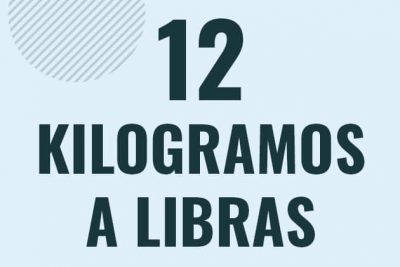 Profesor en pizarra explicando cuanto es 12 kilogramos en libras o como pasar de 12 kg a lb