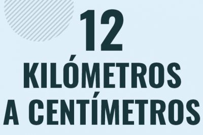 Profesor en pizarra explicando cuanto es 12 kilometros en centimetros o como pasar de 12 km a cm
