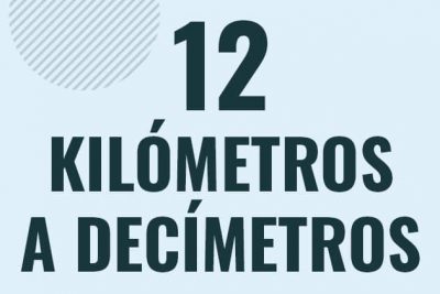 Profesor en pizarra explicando cuanto es 12 kilometros en decimetros o como pasar de 12 km a dm