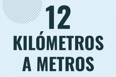 Profesor en pizarra explicando cuanto es 12 kilometros en metros o como pasar de 12 km a m