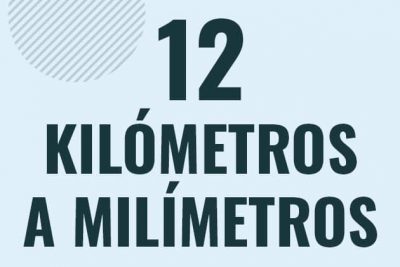 Profesor en pizarra explicando cuanto es 12 kilometros en milimetros o como pasar de 12 km a mm