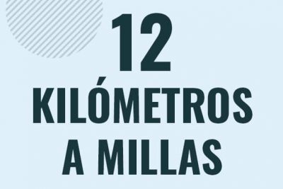 Profesor en pizarra explicando cuanto es 12 kilometros en millas o como pasar de 12 km a mi