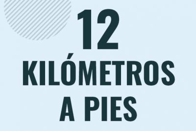 Profesor en pizarra explicando cuanto es 12 kilometros en pies o como pasar de 12 km a ft