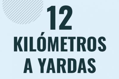 Profesor en pizarra explicando cuanto es 12 kilometros en yardas o como pasar de 12 km a yd