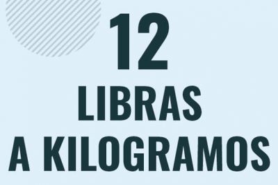 Profesor en pizarra explicando cuanto es 12 libras en kilogramos o como pasar de 12 lb a kg