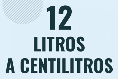Profesor en pizarra explicando cuanto es 12 litros en centilitros o como pasar de 12 l a cl