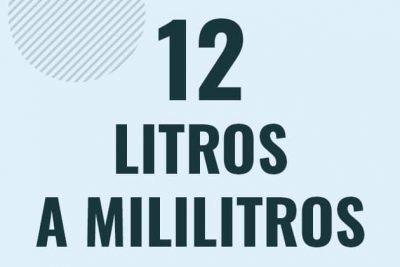 Profesor en pizarra explicando cuanto es 12 litros en mililitros o como pasar de 12 l a ml